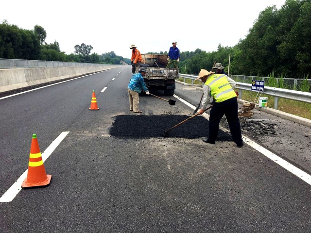 Sửa chữa ngay hư hỏng trên quốc lộ, đảm bảo giao thông êm thuận- Ảnh 1.