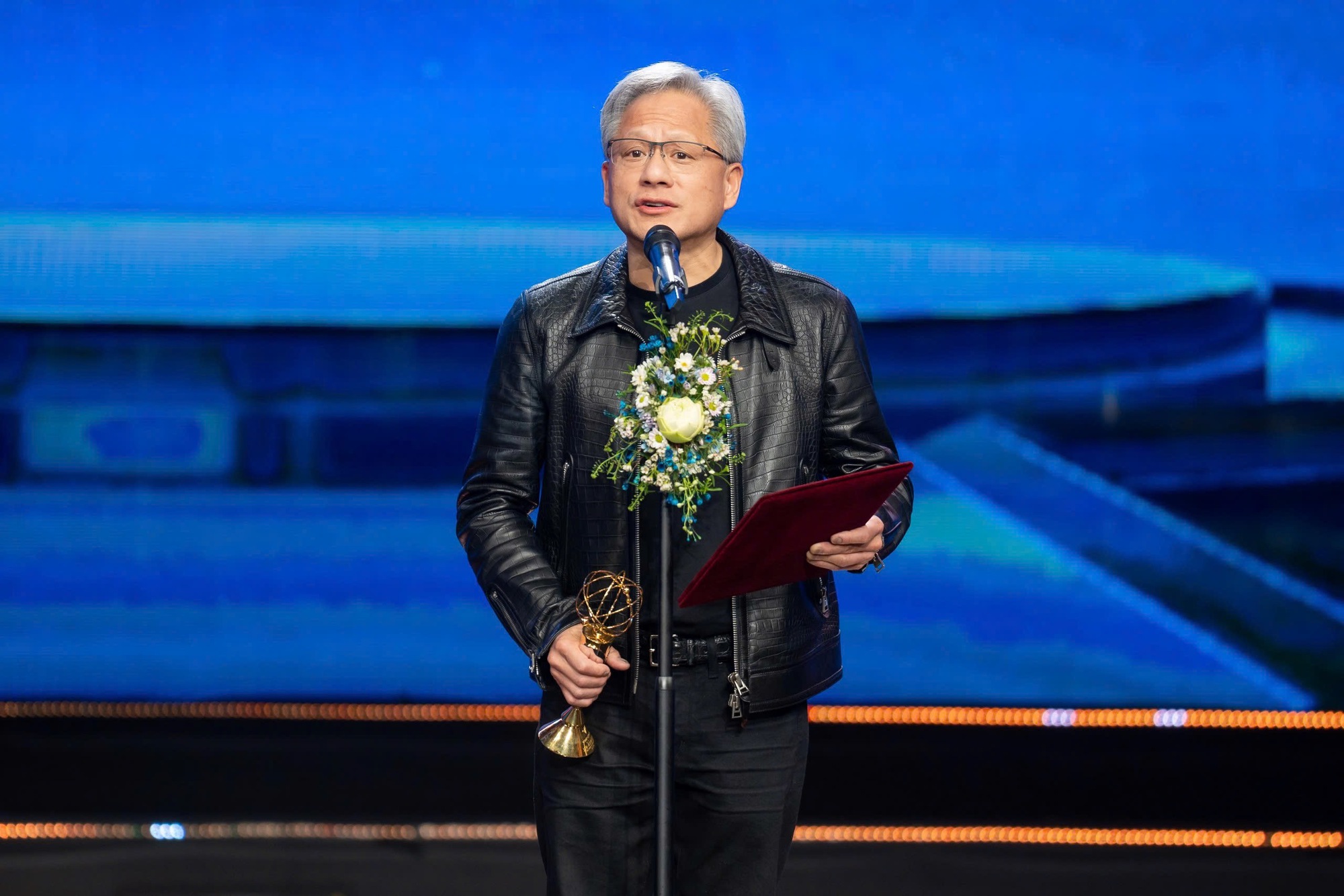 Thấy gì từ việc CEO NVIDIA chiến thắng Giải thưởng Chính VinFuture 2024?- Ảnh 1.