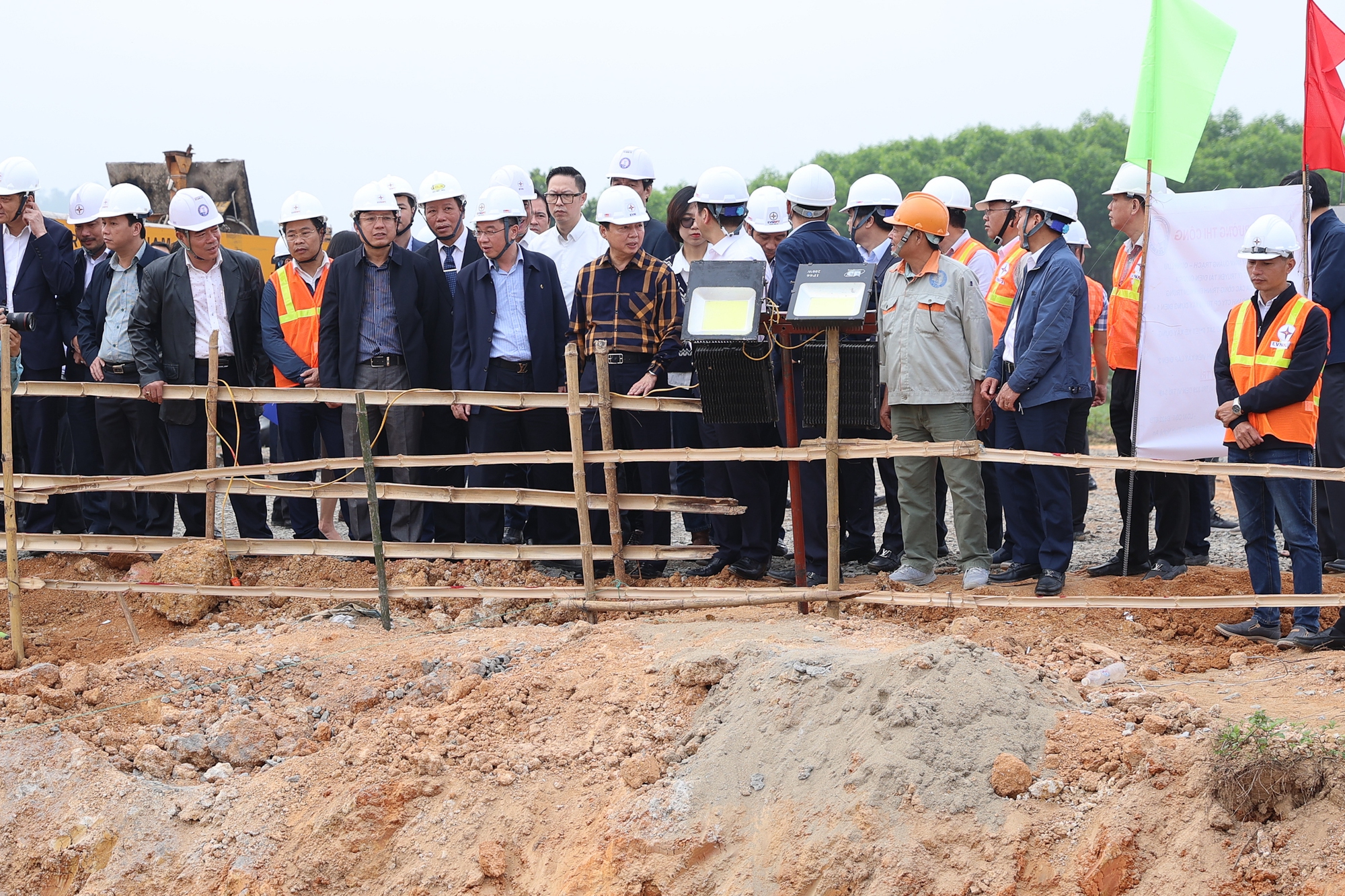 Phó Thủ tướng kiểm tra thực địa thi công dự án 500kV Quảng Trạch - Quỳnh Lưu - Ảnh: VGP/Nhật Bắc