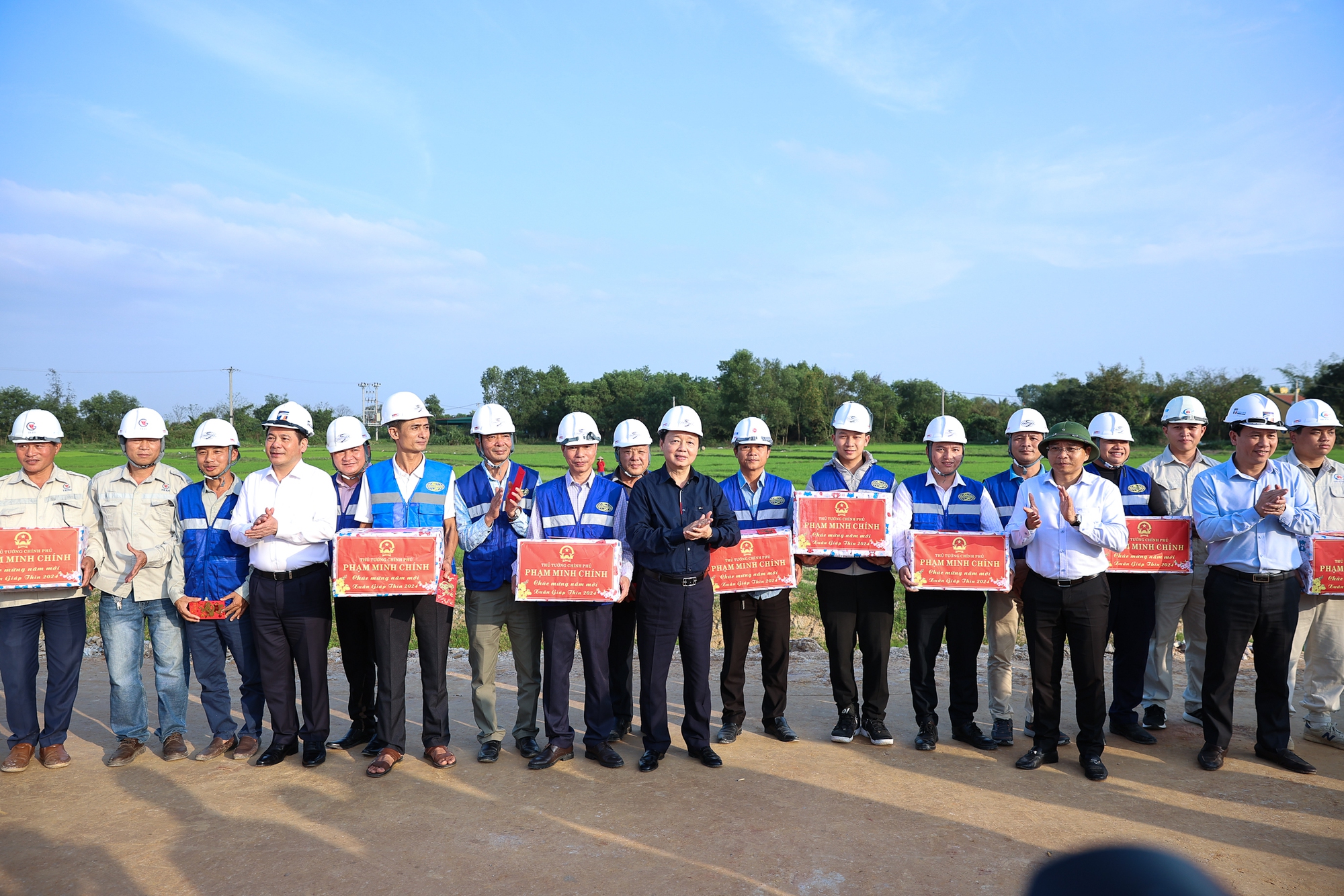 Phó Thủ tướng Trần Hồng Hà động viên cán bộ, công nhân, người lao động trên công trường dự án cao tốc đoạn Bãi Vọt-Hàm Nghi - Ảnh: VGP/Nhật Bắc