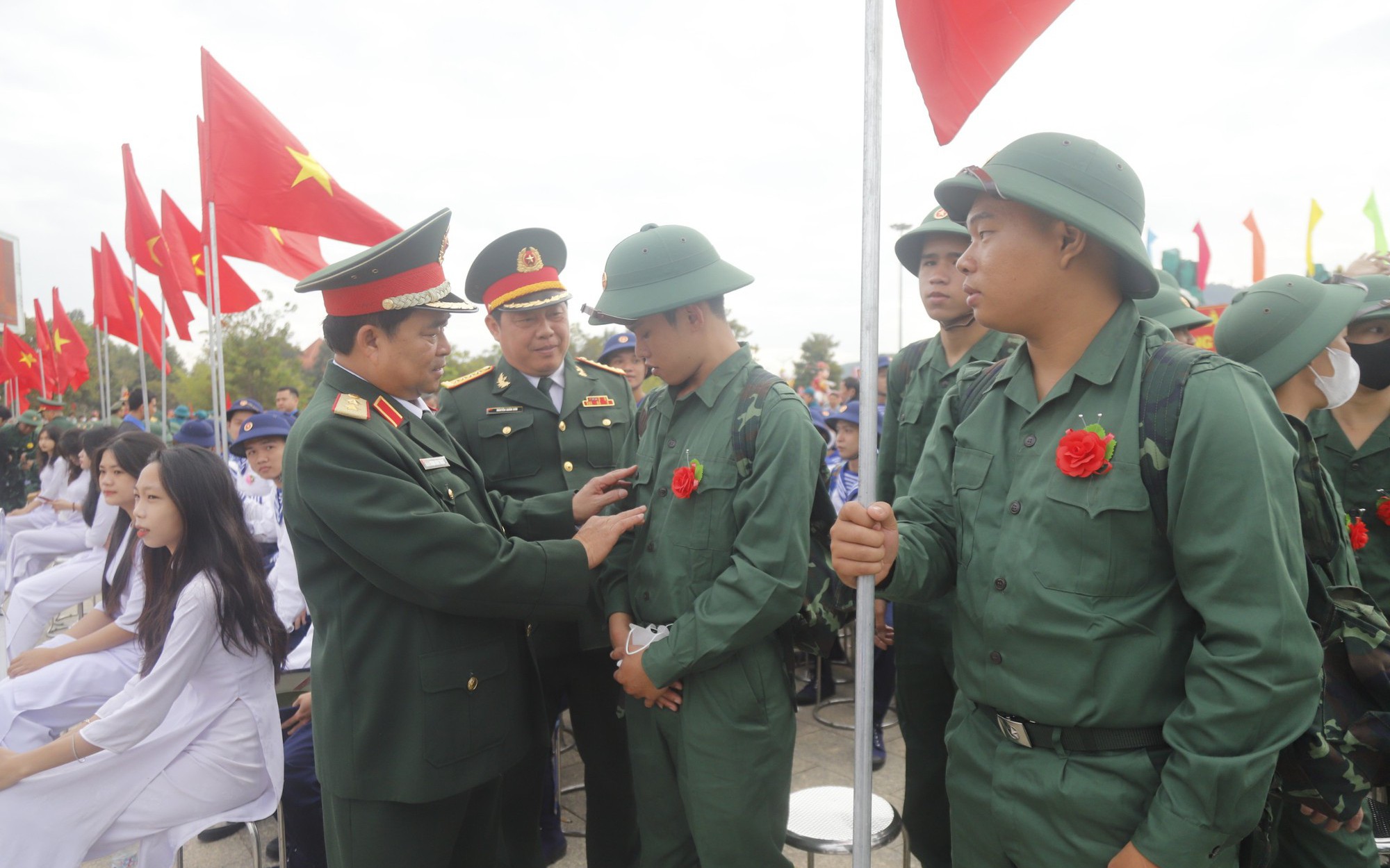 Thanh niên trên địa bàn Quân khu 5 hăng hái tòng quân