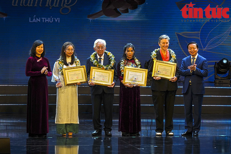 Tôn vinh Thầy thuốc Việt Nam và trao giải cuộc thi viết 'Sự hy sinh thầm lặng' lần VI- Ảnh 3. Tôn vinh Thầy thuốc Việt Nam và trao giải cuộc thi viết 'Sự hy sinh thầm lặng' lần VI- Ảnh 3.