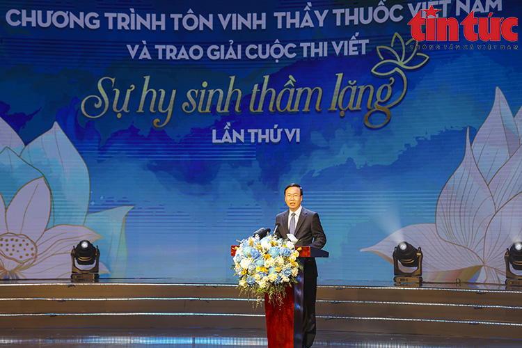 Tôn vinh Thầy thuốc Việt Nam và trao giải cuộc thi viết 'Sự hy sinh thầm lặng' lần VI- Ảnh 1. Tôn vinh Thầy thuốc Việt Nam và trao giải cuộc thi viết 'Sự hy sinh thầm lặng' lần VI- Ảnh 1.