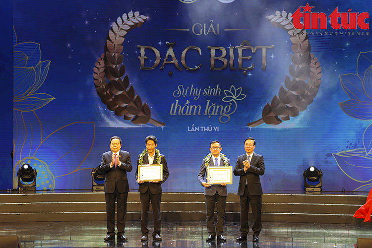 Tôn vinh Thầy thuốc Việt Nam và trao giải cuộc thi viết 'Sự hy sinh thầm lặng' lần VI- Ảnh 2. Tôn vinh Thầy thuốc Việt Nam và trao giải cuộc thi viết 'Sự hy sinh thầm lặng' lần VI- Ảnh 2.