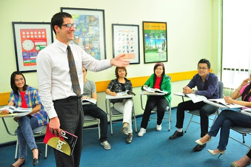 Người nước ngoài dạy tiếng Anh tại trung tâm ngoại ngữ, tin học sẽ được cấp chứng chỉ đào tạo