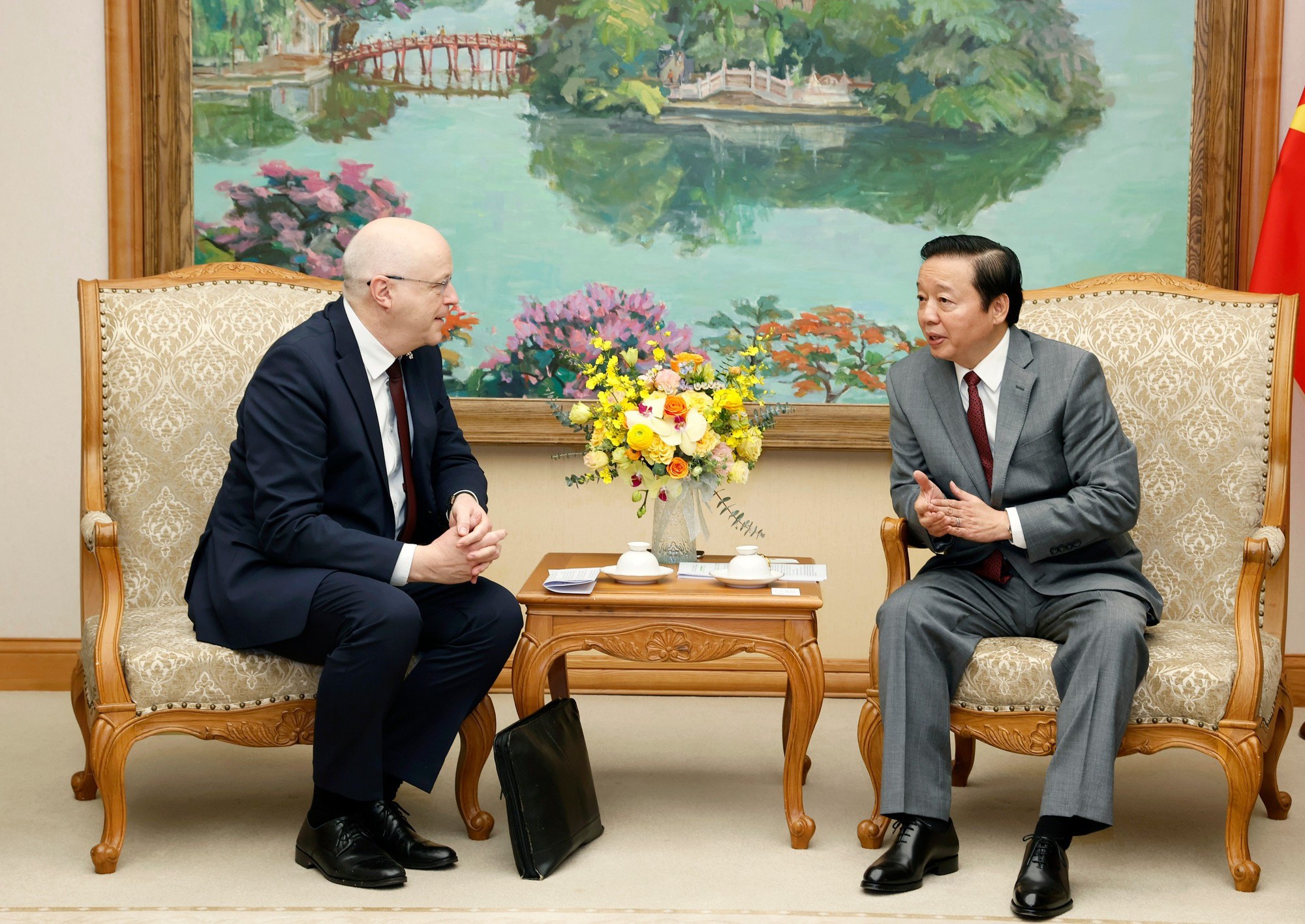 Phó Thủ tướng Trần Hồng Hà trao đổi với Đại sứ Phần Lan tại Việt Nam Keijo Norvanto về những ưu tiên, tiềm năng của năng lượng tái tạo tại Việt Nam - Ảnh: VGP/MK