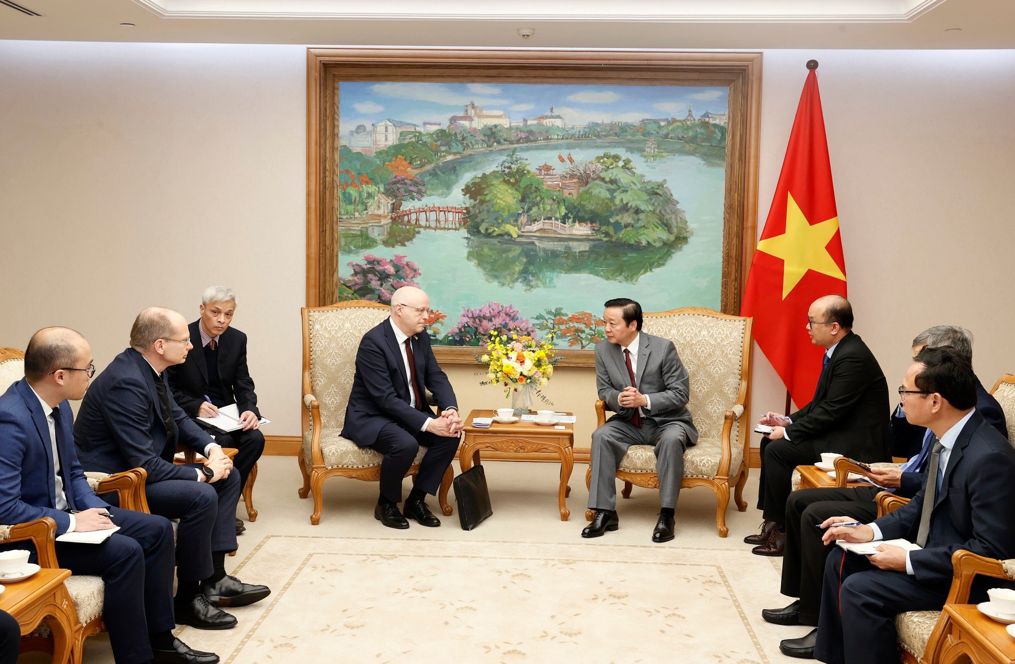 Phó Thủ tướng Trần Hồng Hà nghe lãnh đạo Tập đoàn Wartsila báo cáo về việc đầu tư dự án điện linh hoạt đang được nghiên cứu, triển khai tại Việt Nam - Ảnh: VGP/MK