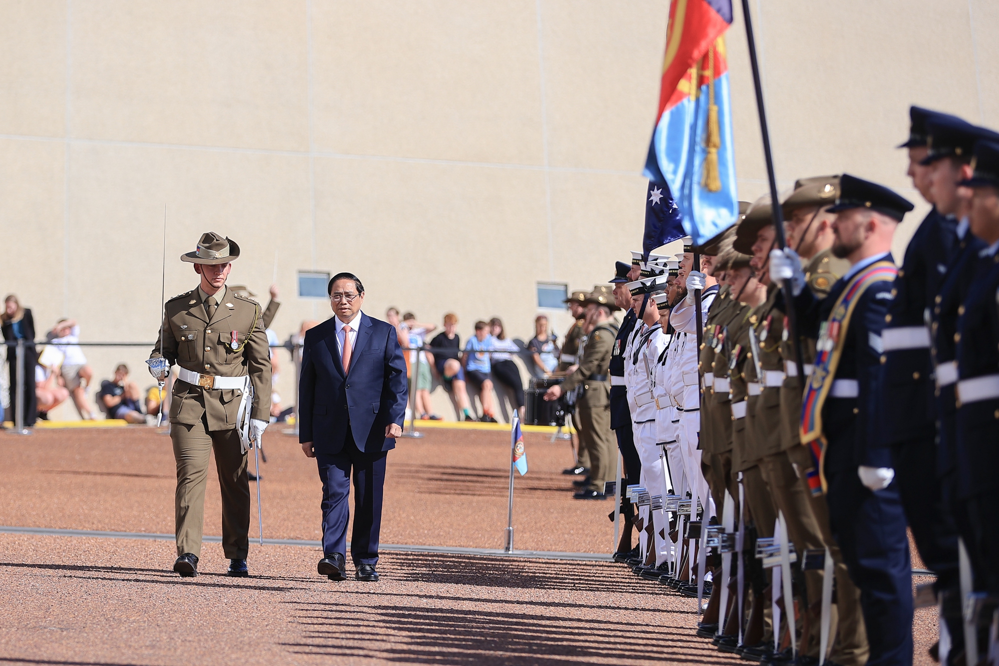 Australian Prime Minister hosts welcome ceremony for Vietnamese counterpart- Ảnh 3.