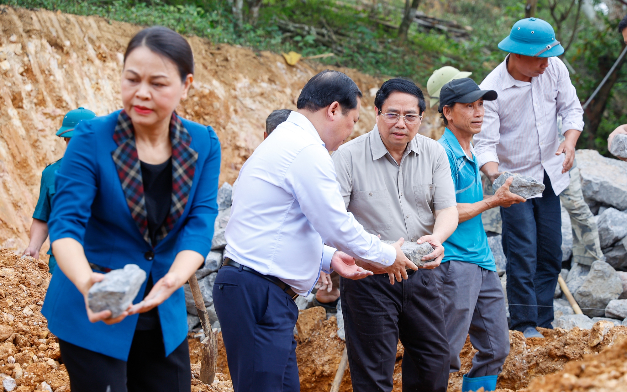 Chùm ảnh: Thủ tướng Phạm Minh Chính tham gia khởi công, đào móng nhà cho hộ nghèo