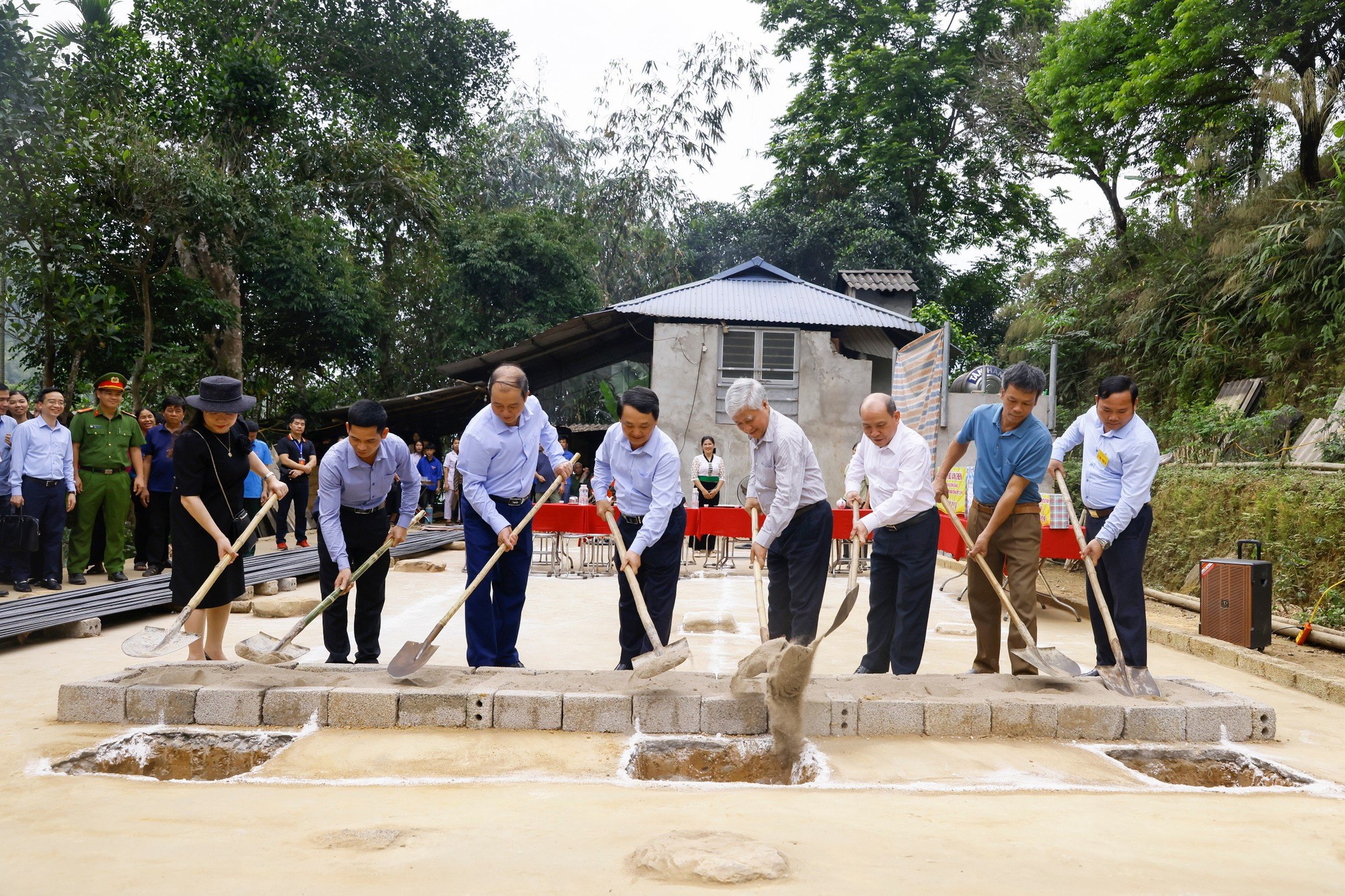 Chùm ảnh: Thủ tướng Phạm Minh Chính tham gia khởi công, đào móng nhà cho hộ nghèo- Ảnh 15.