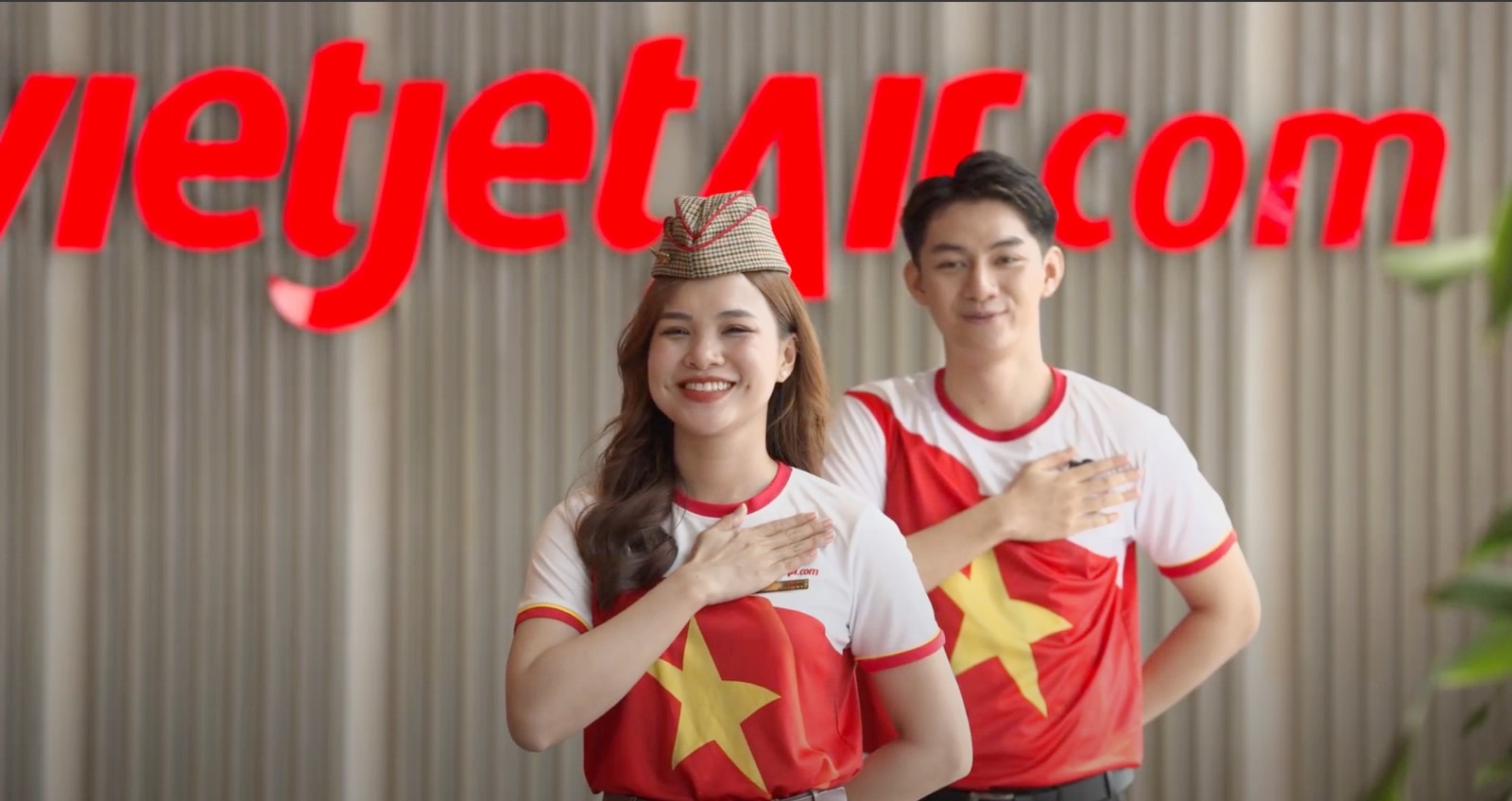 Những chuyến bay Vietjet rực rỡ cờ đỏ sao vàng
- Ảnh 1. Những chuyến bay Vietjet rực rỡ cờ đỏ sao vàng
- Ảnh 1.