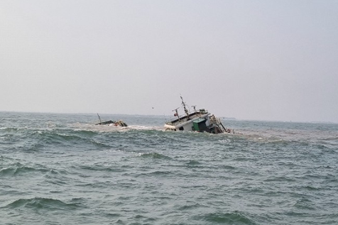 Cứu hộ 10 thuyền viên gặp nạn tại vùng biển cửa Ba Lạt, Nam Định- Ảnh 2.