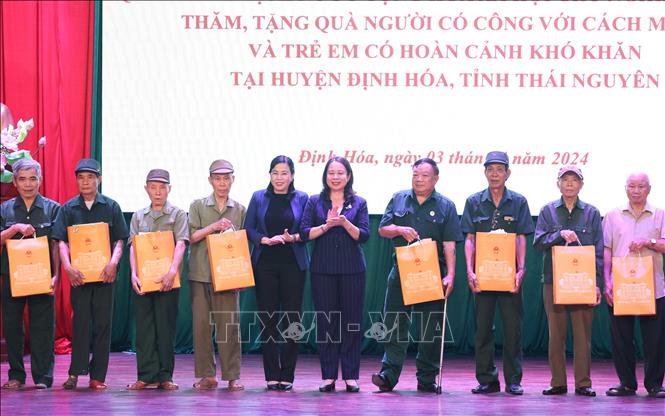 Quyền Chủ tịch nước thăm, tặng quà người có công và trẻ em tại Thái Nguyên- Ảnh 2.