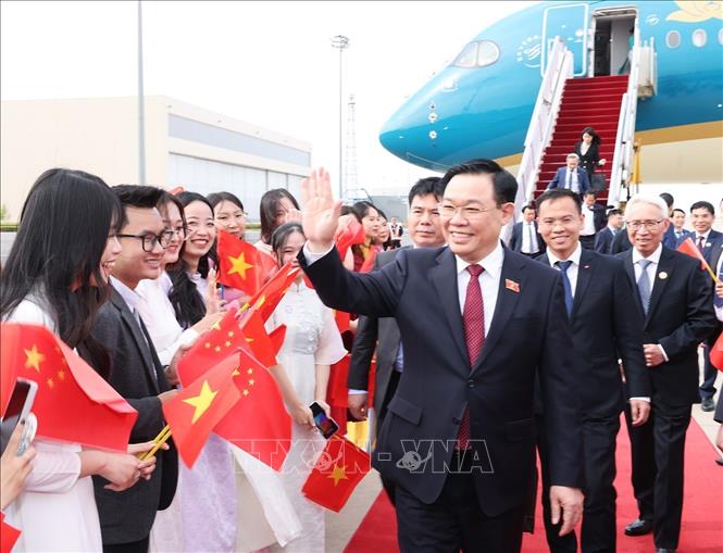 Chủ tịch Quốc hội Vương Đình Huệ đến Bắc Kinh, bắt đầu thăm chính thức Cộng hòa Nhân dân Trung Hoa- Ảnh 2.