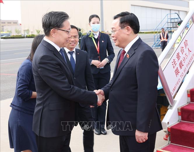 Chủ tịch Quốc hội Vương Đình Huệ đến Bắc Kinh, bắt đầu thăm chính thức Cộng hòa Nhân dân Trung Hoa- Ảnh 1.