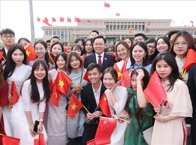 Chủ tịch Quốc hội Vương Đình Huệ đến Bắc Kinh, bắt đầu thăm chính thức Cộng hòa Nhân dân Trung Hoa- Ảnh 3.