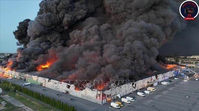 Vụ cháy trung tâm thương mại tại Ba Lan: Phản ứng của chính quyền sở tại- Ảnh 1.
