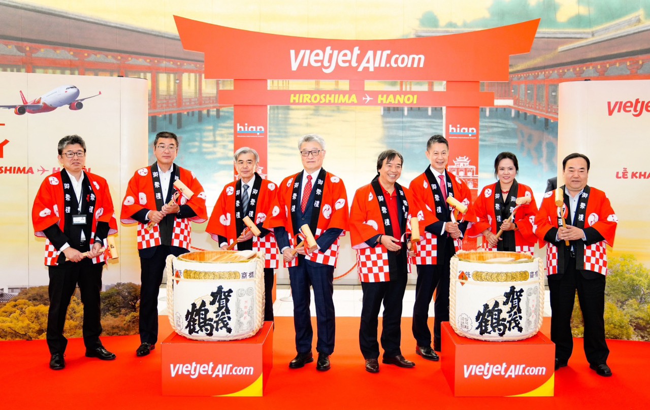 Vietjet mở đường bay thẳng nối Hà Nội và Hiroshima
- Ảnh 1. Vietjet mở đường bay thẳng nối Hà Nội và Hiroshima
- Ảnh 1.