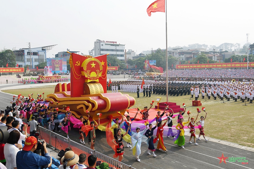 Tổng duyệt Lễ kỷ niệm 70 năm Chiến thắng Điện Biên Phủ: Nhân dân, du khách cổ vũ nồng nhiệt các khối diễu binh, diễu hành- Ảnh 11.