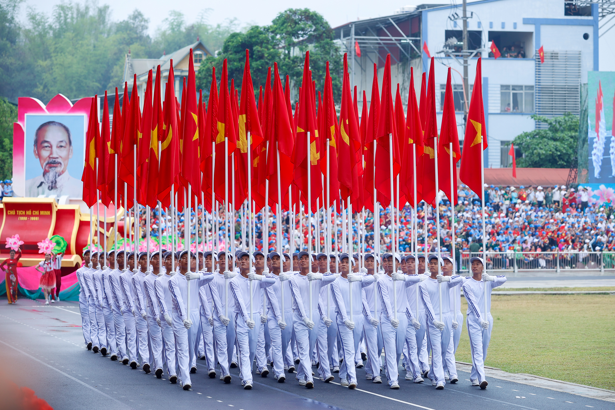 Những hình ảnh ấn tượng tại Lễ diễu binh, diễu hành kỷ niệm 70 năm Chiến thắng Điện Biên Phủ- Ảnh 4.