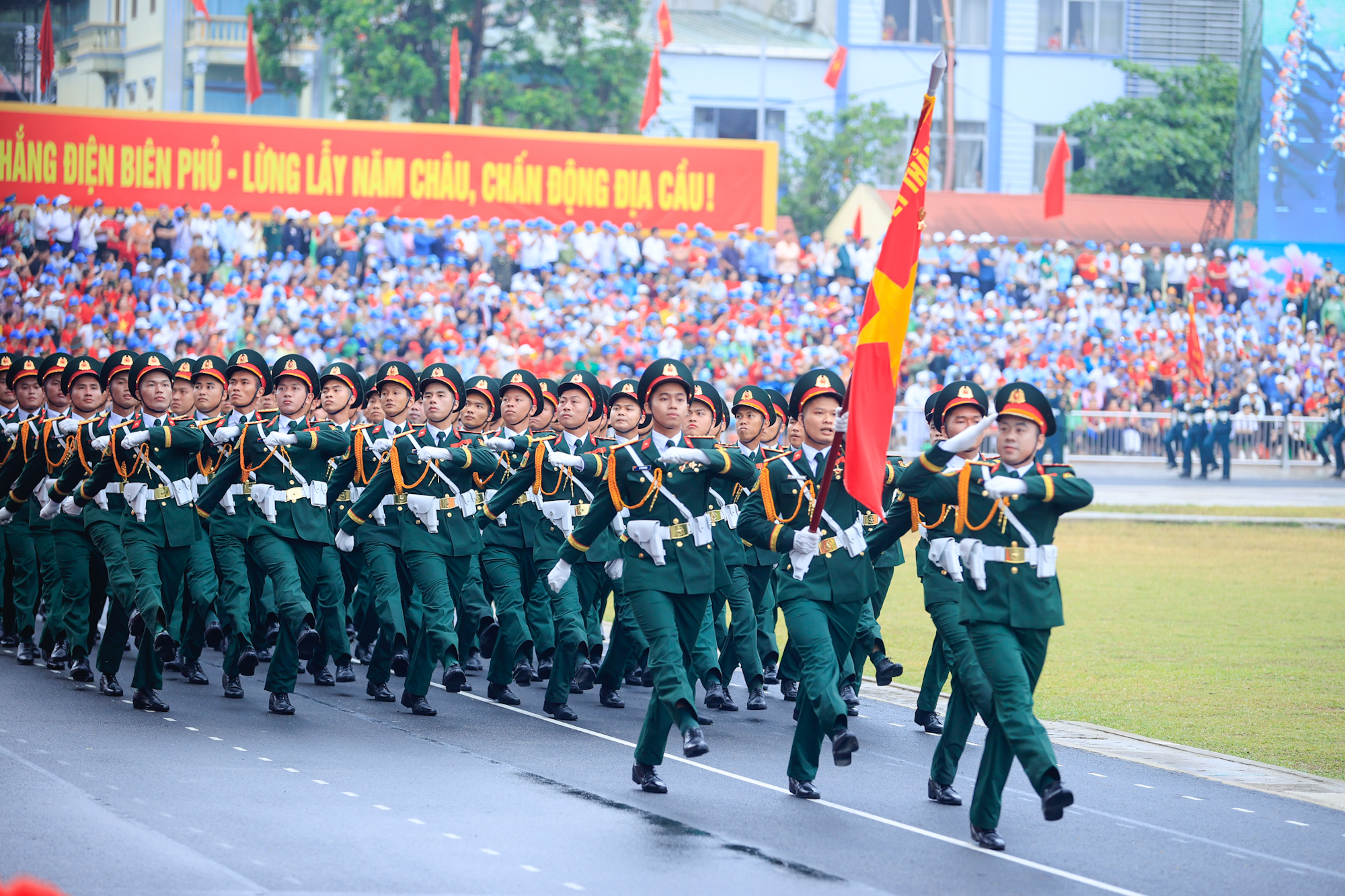 Những hình ảnh ấn tượng tại Lễ diễu binh, diễu hành kỷ niệm 70 năm Chiến thắng Điện Biên Phủ- Ảnh 9.