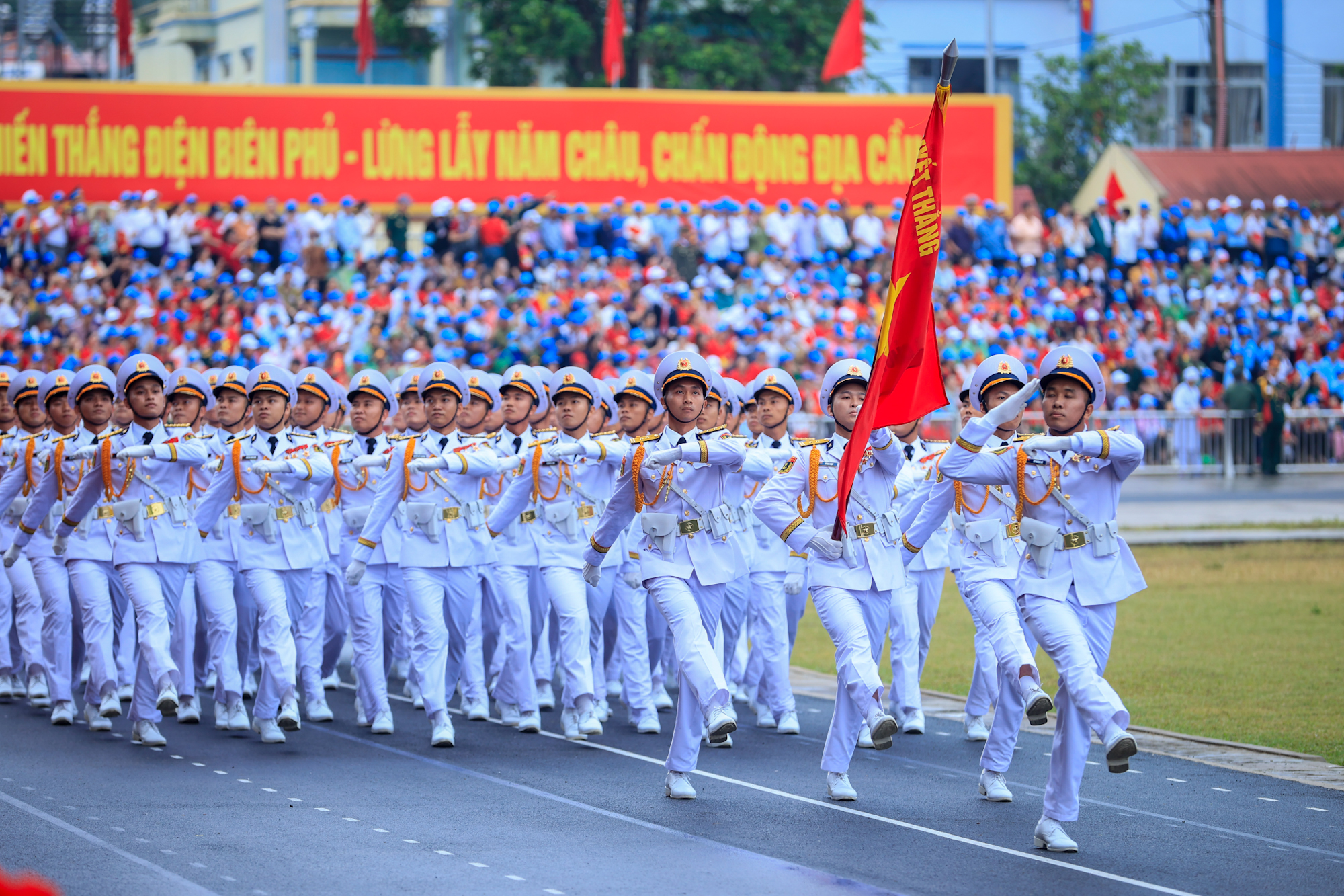 Những hình ảnh ấn tượng tại Lễ diễu binh, diễu hành kỷ niệm 70 năm Chiến thắng Điện Biên Phủ- Ảnh 10.