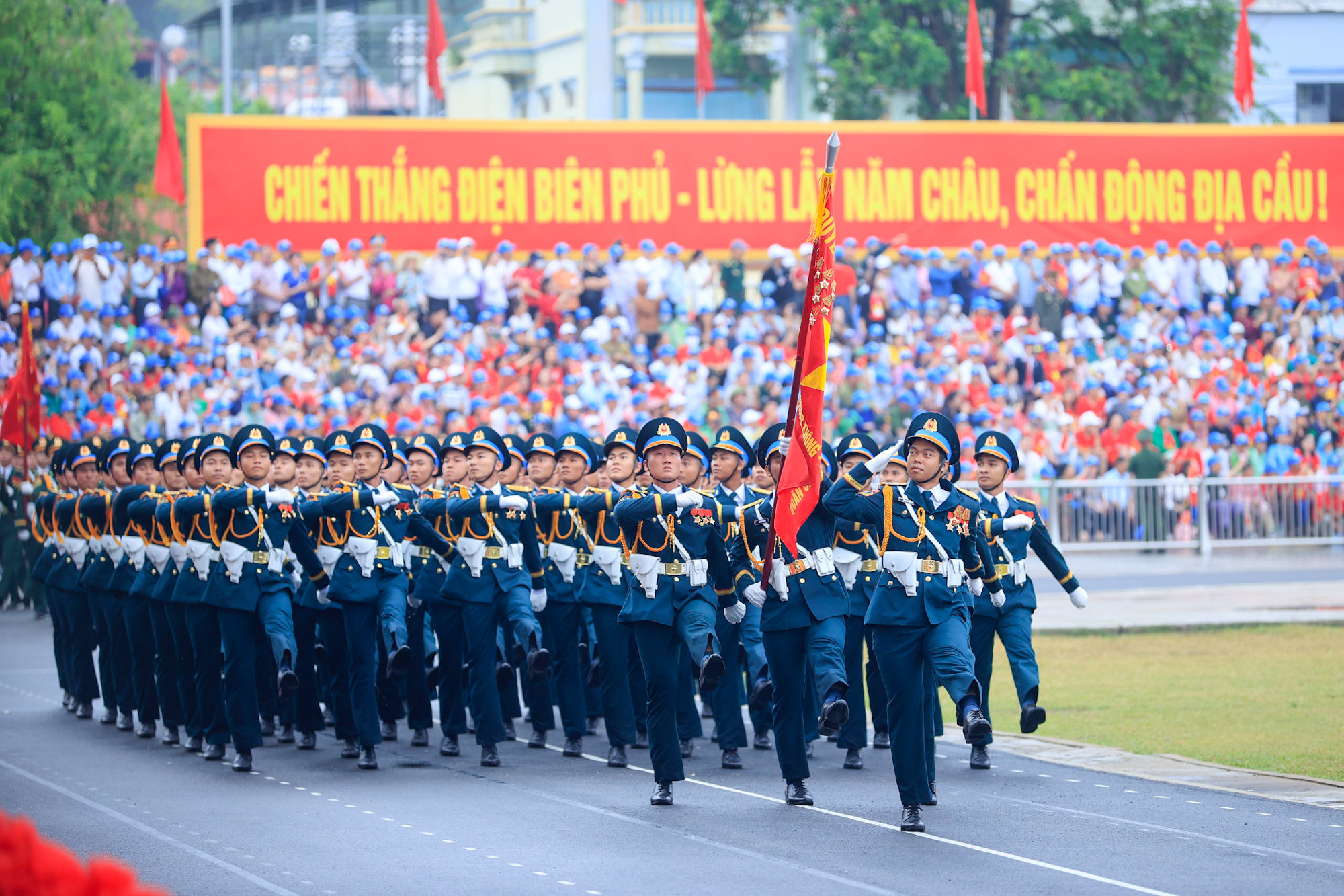 Những hình ảnh ấn tượng tại Lễ diễu binh, diễu hành kỷ niệm 70 năm Chiến thắng Điện Biên Phủ- Ảnh 11.