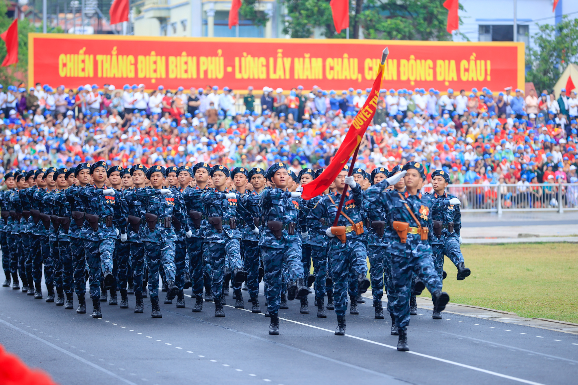 Những hình ảnh ấn tượng tại Lễ diễu binh, diễu hành kỷ niệm 70 năm Chiến thắng Điện Biên Phủ- Ảnh 13.