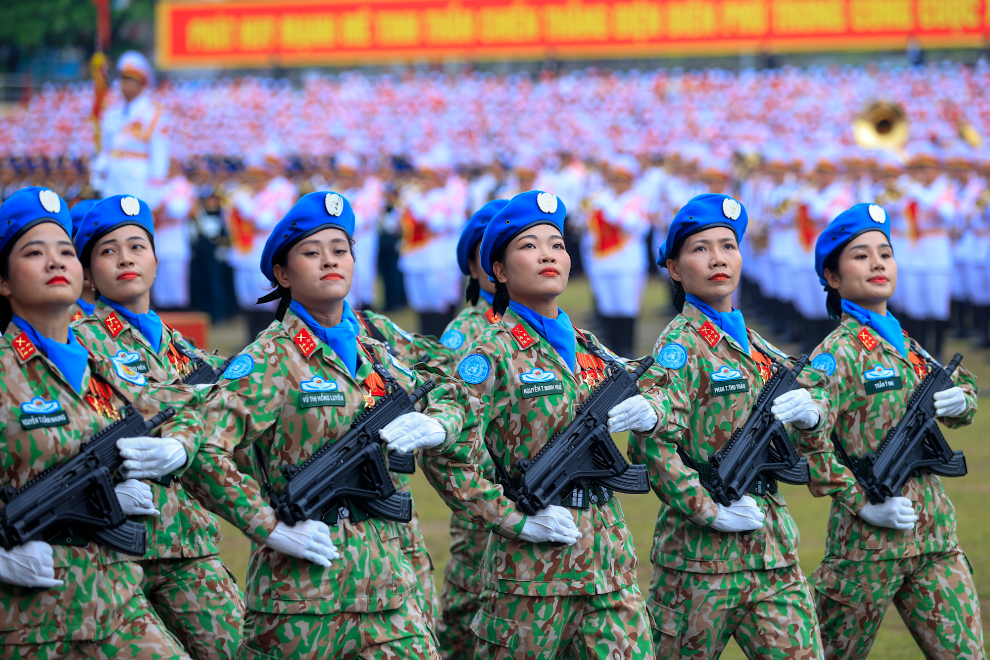 Những hình ảnh ấn tượng tại Lễ diễu binh, diễu hành kỷ niệm 70 năm Chiến thắng Điện Biên Phủ- Ảnh 16.