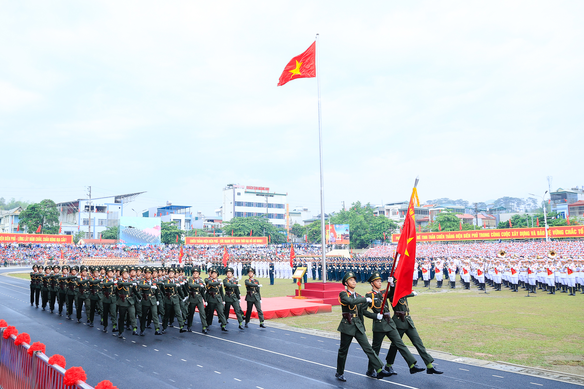 Những hình ảnh ấn tượng tại Lễ diễu binh, diễu hành kỷ niệm 70 năm Chiến thắng Điện Biên Phủ- Ảnh 21.