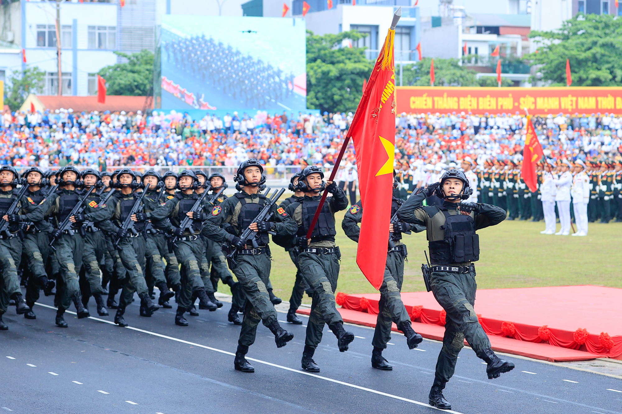 Những hình ảnh ấn tượng tại Lễ diễu binh, diễu hành kỷ niệm 70 năm Chiến thắng Điện Biên Phủ- Ảnh 24.