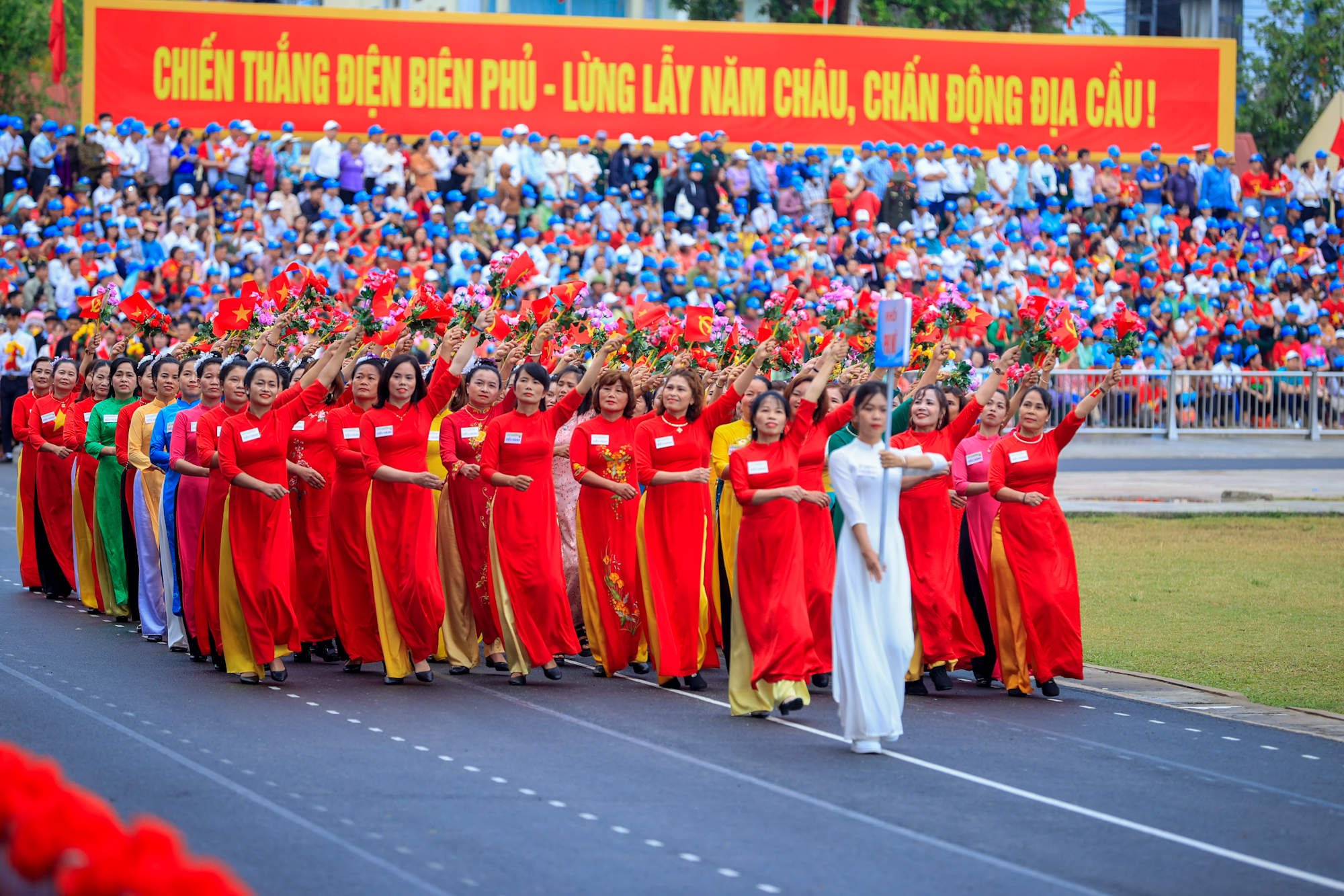 Những hình ảnh ấn tượng tại Lễ diễu binh, diễu hành kỷ niệm 70 năm Chiến thắng Điện Biên Phủ- Ảnh 28.