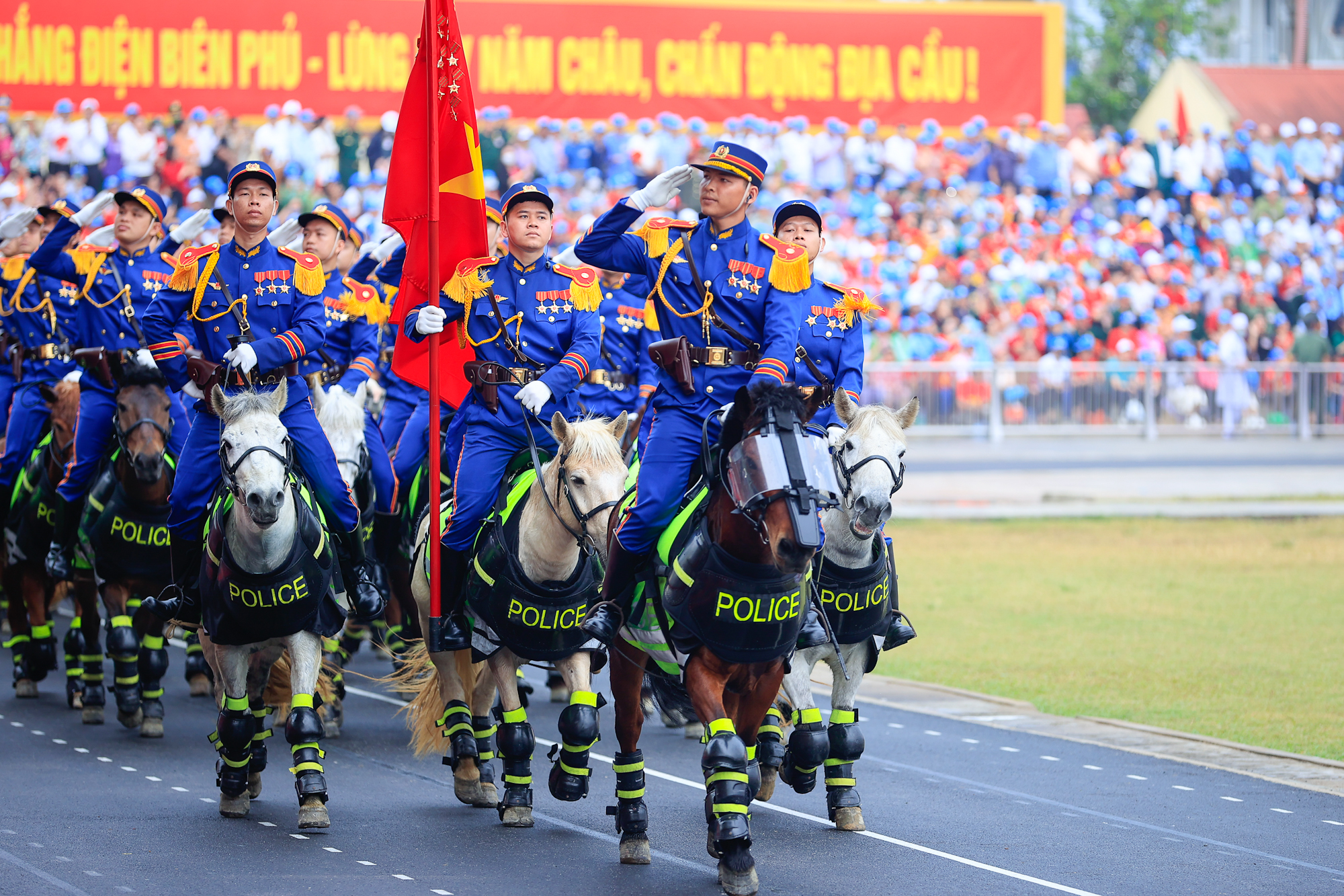 Những hình ảnh ấn tượng tại Lễ diễu binh, diễu hành kỷ niệm 70 năm Chiến thắng Điện Biên Phủ- Ảnh 25.