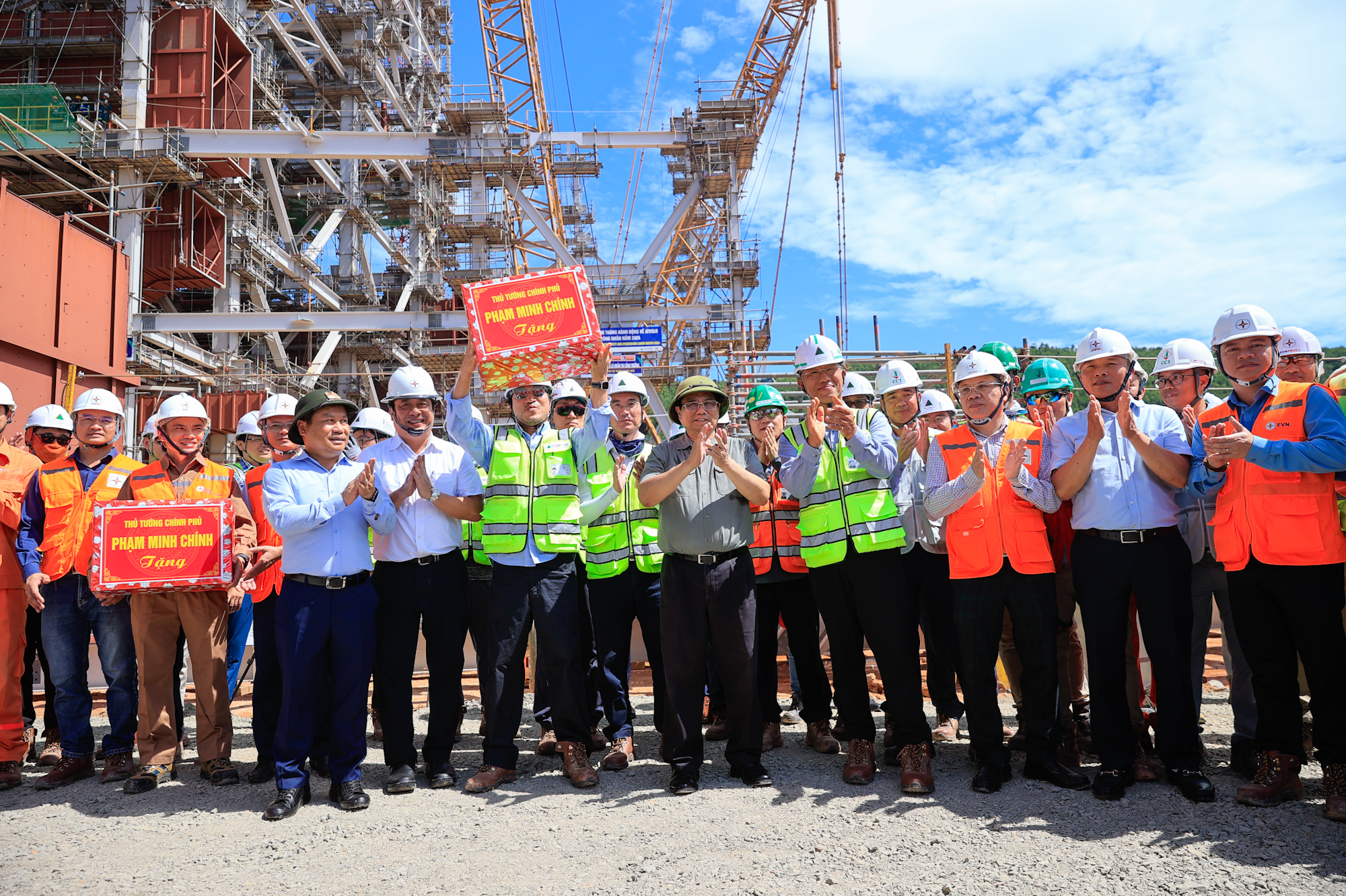 Thủ tướng trò chuyện, động viên và tặng quà cho cán bộ, chuyên gia, nhà thầu, người lao động trên công trường thi công Nhà máy Nhiệt điện Quảng Trạch I - Ảnh: VGP/Nhật Bắc