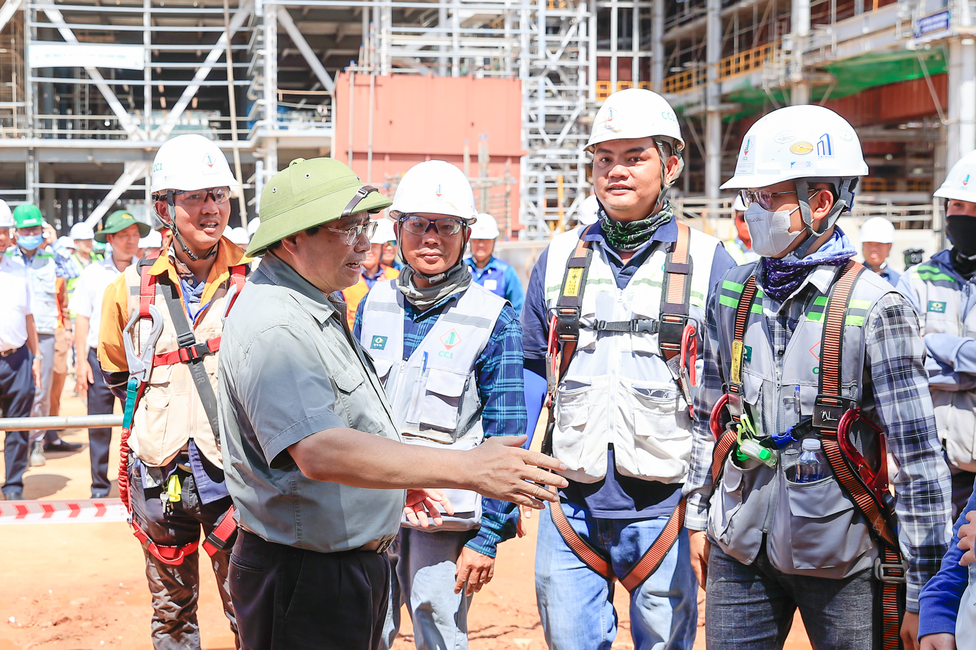 Thủ tướng trò chuyện, động viên và tặng quà cho cán bộ, chuyên gia, nhà thầu, người lao động trên công trường thi công Nhà máy Nhiệt điện Quảng Trạch I - Ảnh: VGP/Nhật Bắc