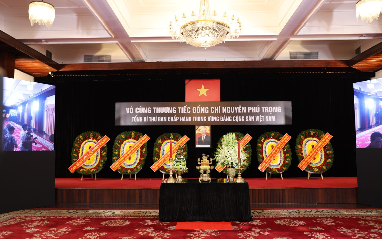 TPHCM: Dòng người nối dài chờ vào viếng Tổng Bí thư Nguyễn Phú Trọng