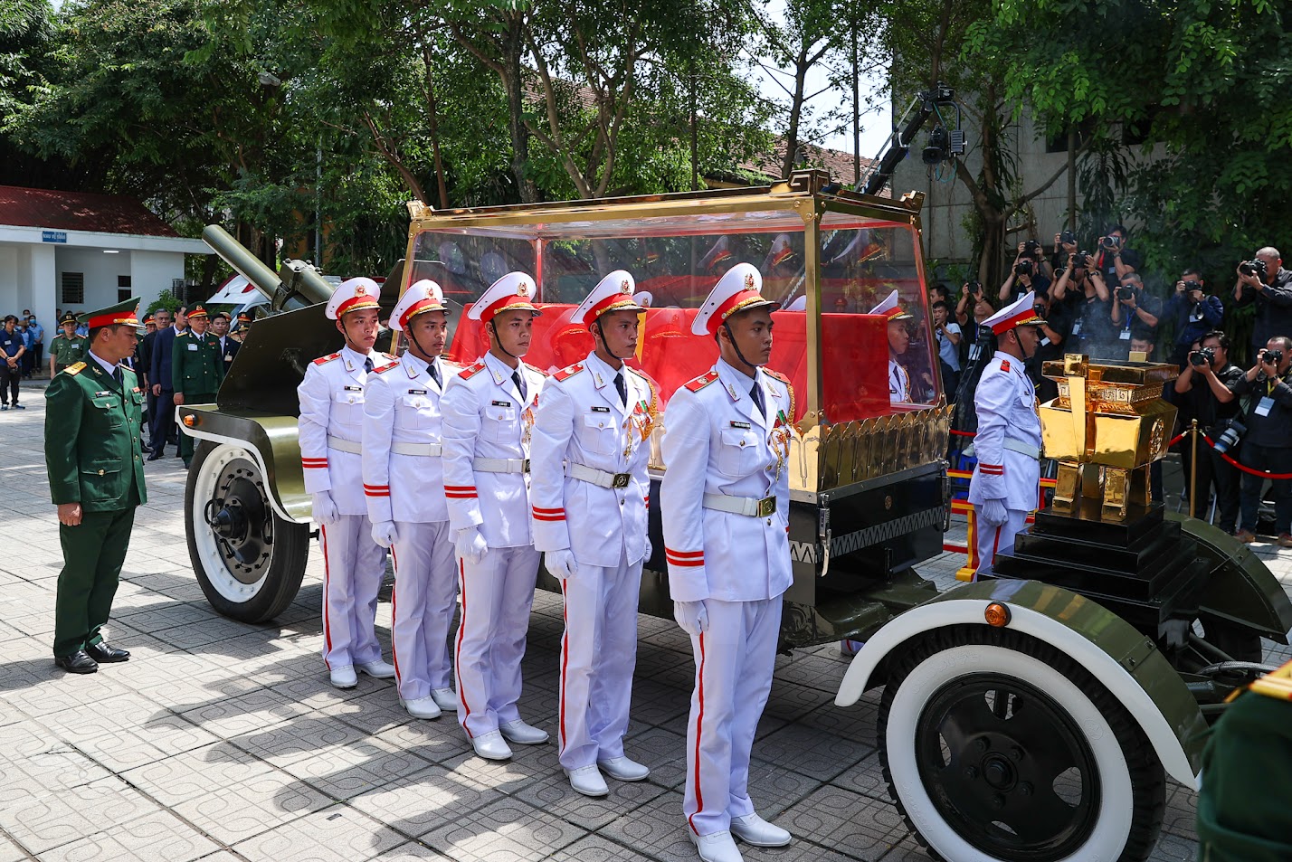 TRỰC TIẾP: LỄ TRUY ĐIỆU VÀ LỄ AN TÁNG TỔNG BÍ THƯ NGUYỄN PHÚ TRỌNG- Ảnh 21.