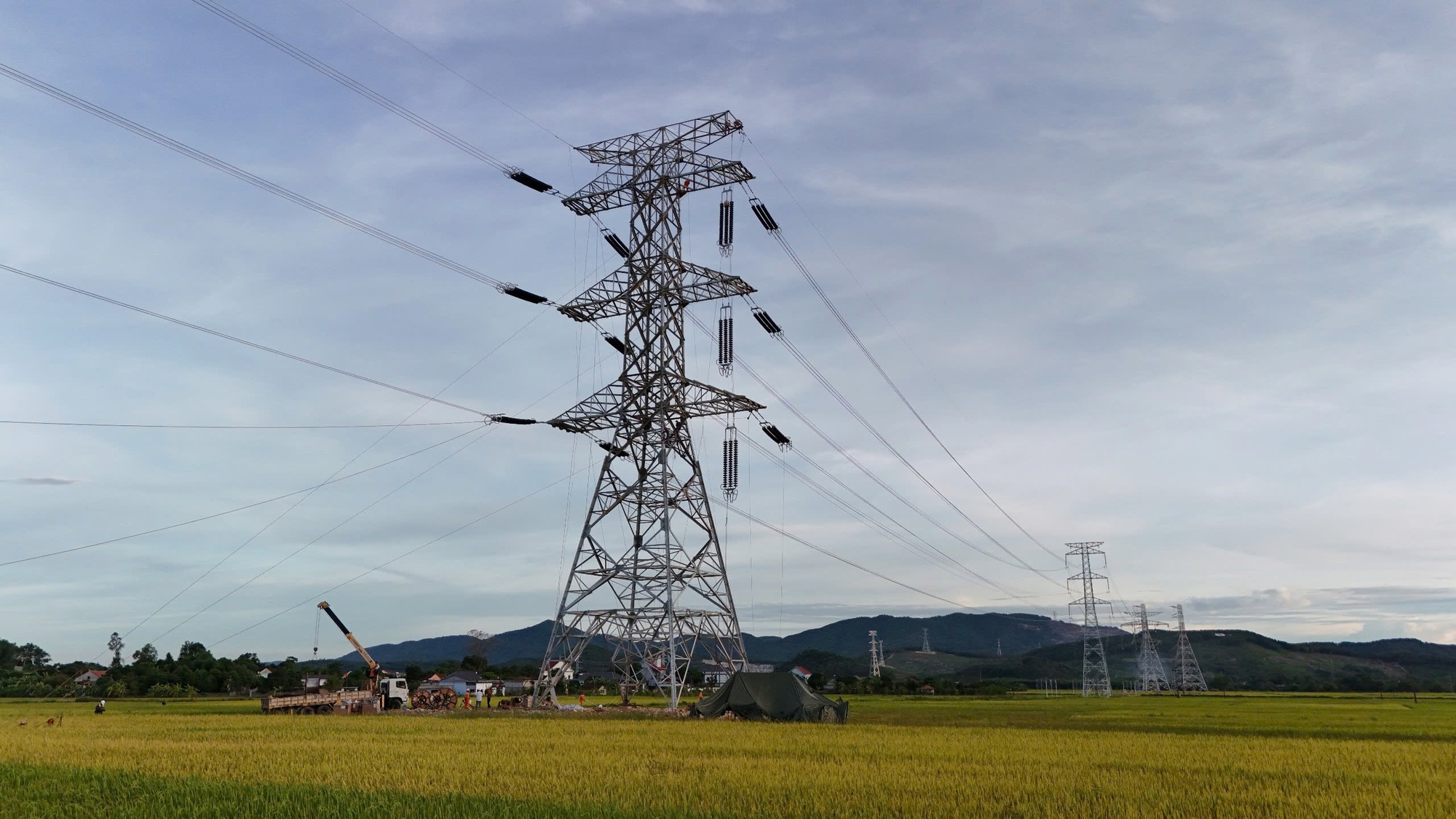 Những cái nhất làm nên 'kỳ tích' của dự án đường dây 500kV mạch 3 Quảng Trạch – Phố Nối- Ảnh 1.