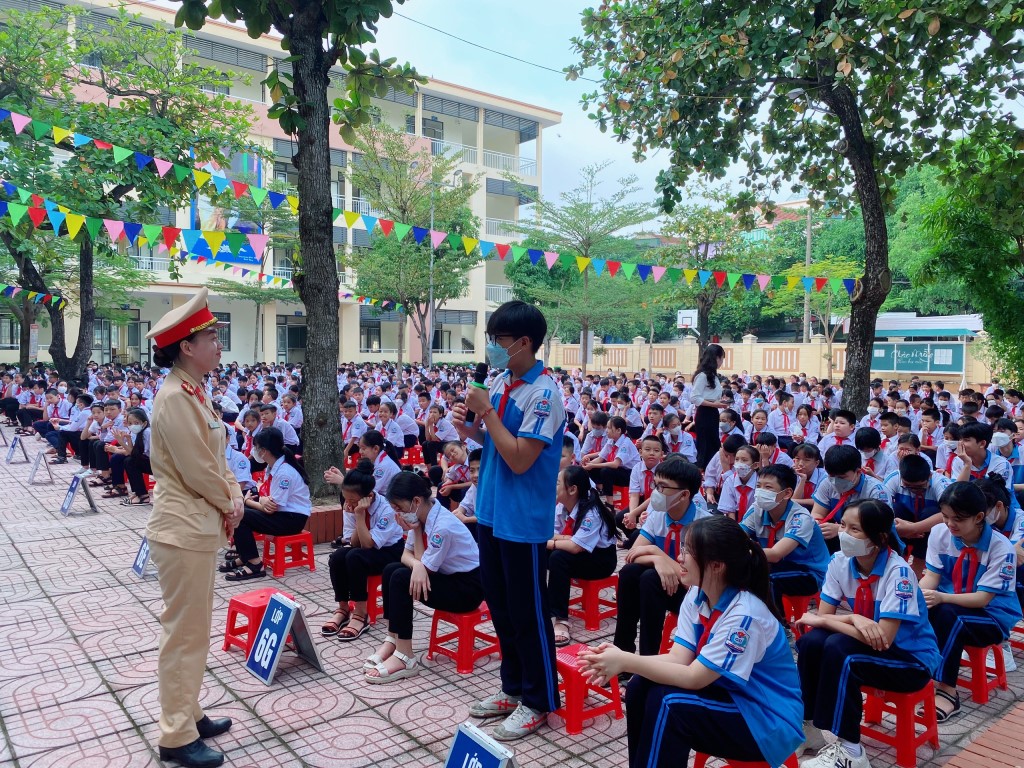 Bảo đảm an toàn giao thông để học sinh mỗi ngày đến trường là một ngày vui- Ảnh 1.