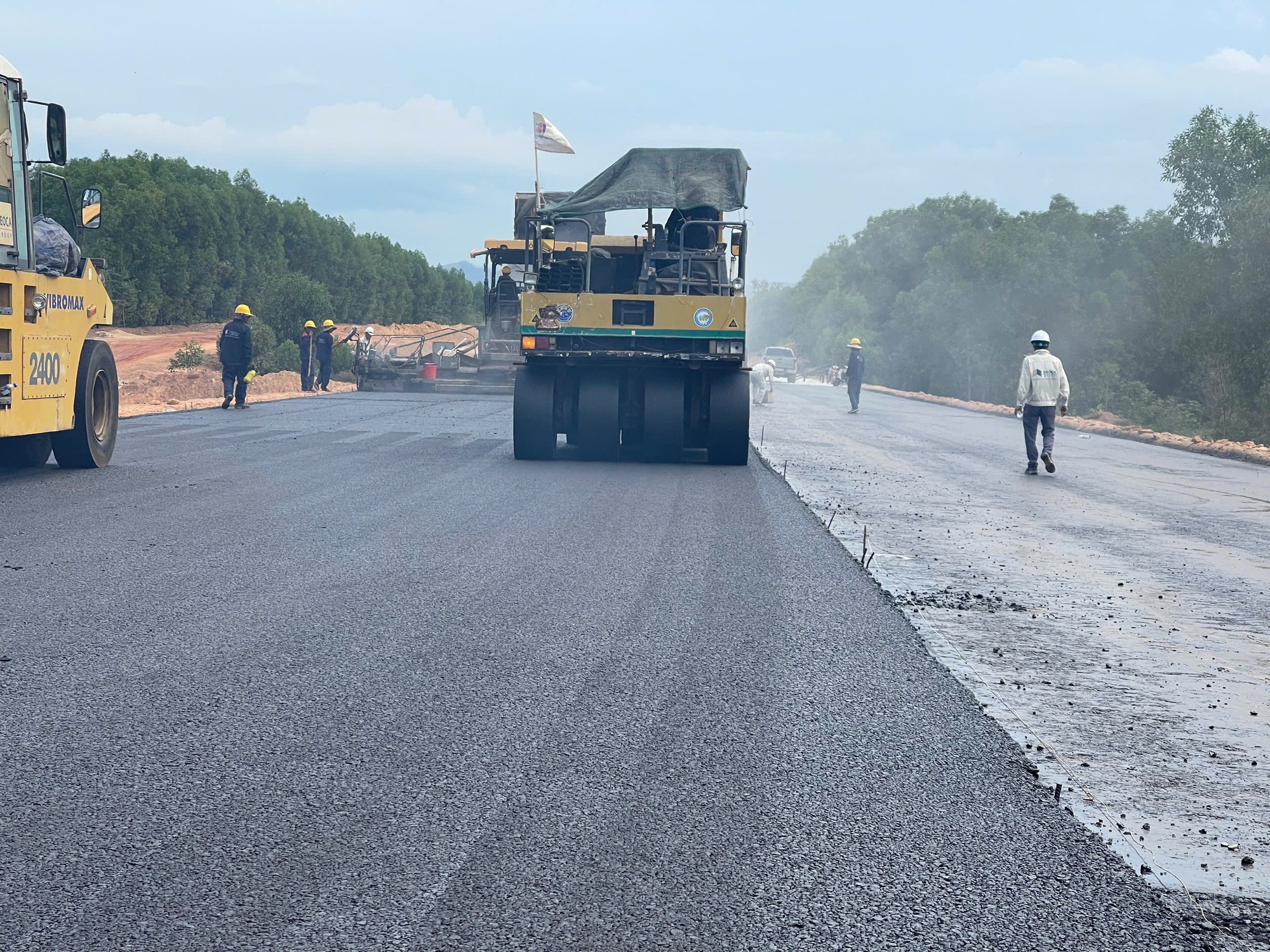 Đẩy nhanh tiến độ thi công cao tốc Quảng Ngãi-Hoài Nhơn- Ảnh 1.