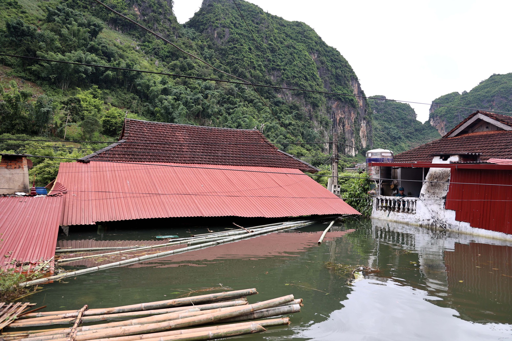 Phó Thủ tướng Lê Thành Long thị sát vùng ngập lụt, thăm hỏi đời sống người dân tỉnh Sơn La- Ảnh 5.