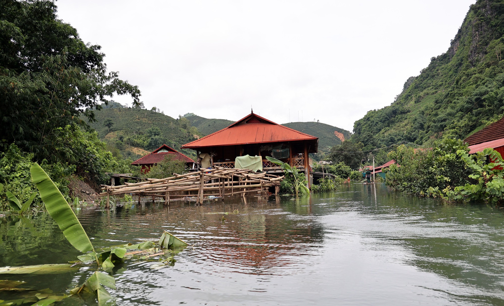 Phó Thủ tướng Lê Thành Long thị sát vùng ngập lụt, thăm hỏi đời sống người dân tỉnh Sơn La- Ảnh 4.