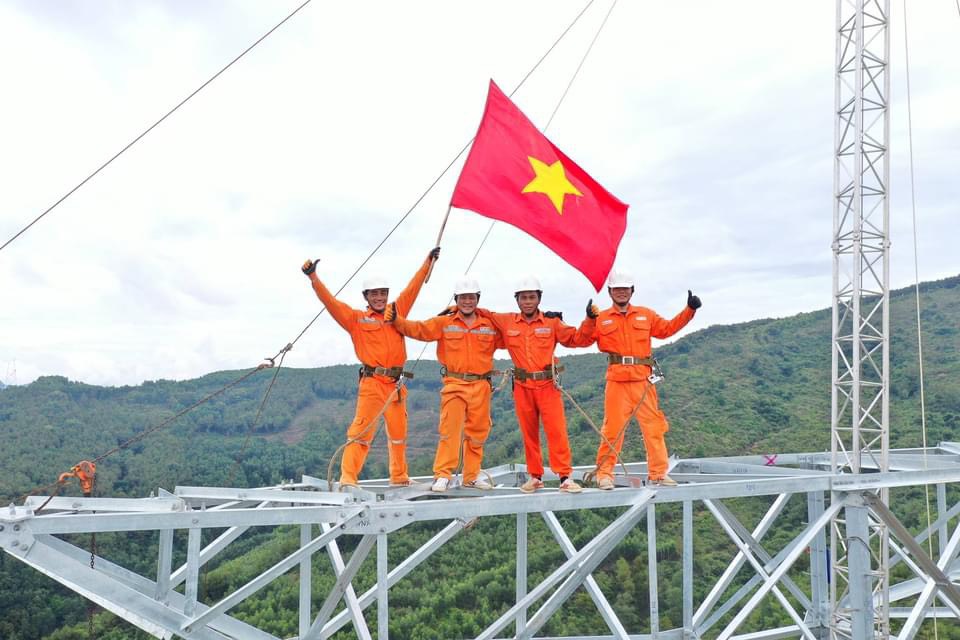 EVNCPC khen thưởng 47 tập thể và cá nhân thi công đường dây 500 kV mạch 3- Ảnh 3. EVNCPC khen thưởng 47 tập thể và cá nhân thi công đường dây 500 kV mạch 3- Ảnh 3.