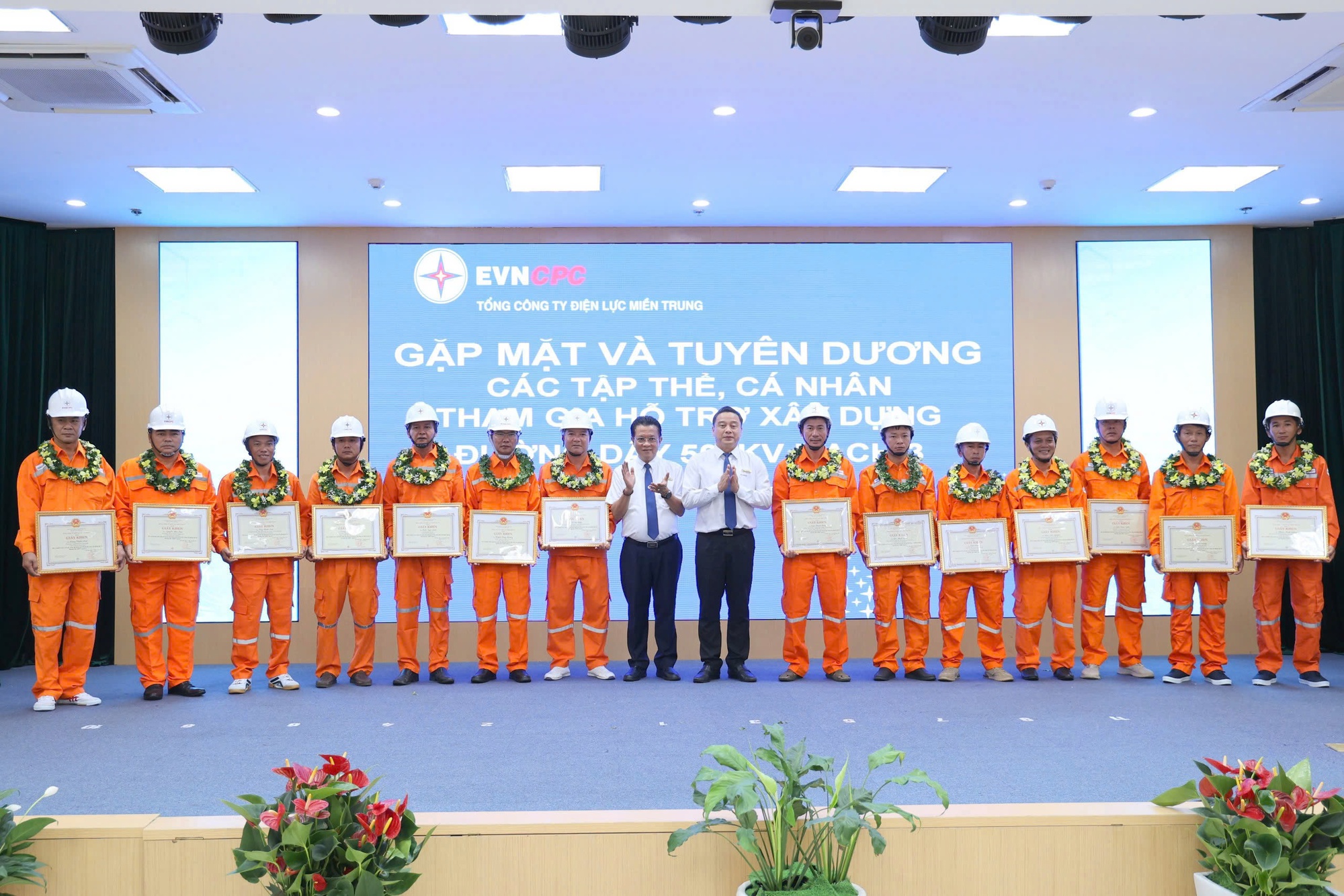 EVNCPC khen thưởng 47 tập thể và cá nhân thi công đường dây 500 kV mạch 3- Ảnh 1. EVNCPC khen thưởng 47 tập thể và cá nhân thi công đường dây 500 kV mạch 3- Ảnh 1.