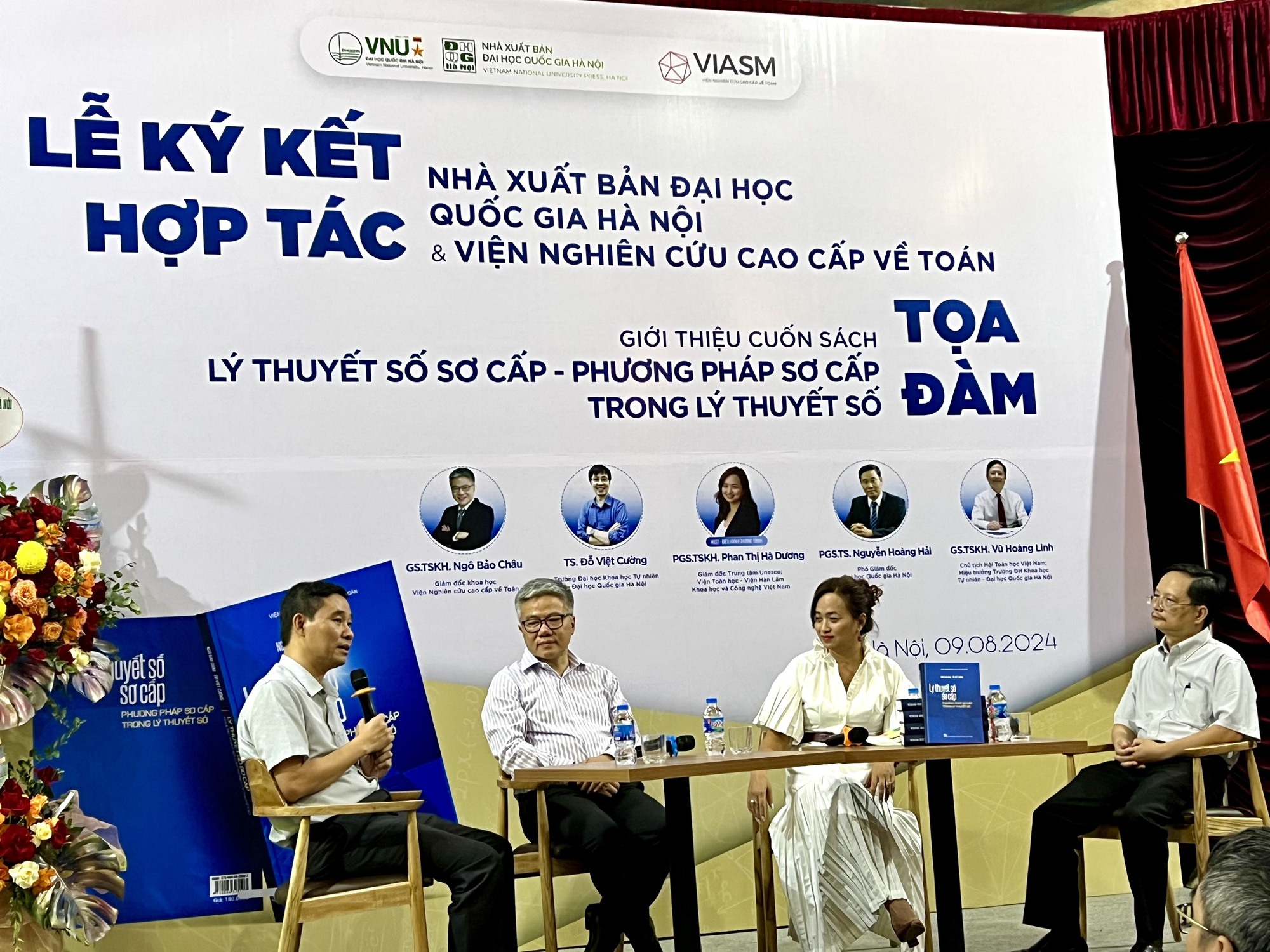 Sách hay về toán học cung cấp nền tảng toàn diện và cập nhật về lý thuyết số- Ảnh 1.