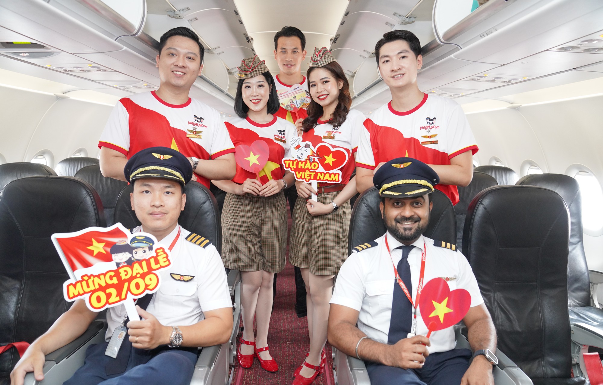 Rực rỡ cờ đỏ sao vàng mừng Quốc khánh 2/9 trên các chuyến bay Vietjet- Ảnh 6.