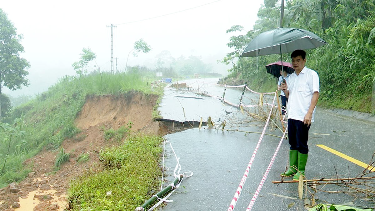 Hà Giang: Mưa lớn gây sạt lở, chia cắt nhiều tuyến đường - Ảnh 1.