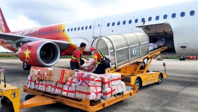 Vietjet chung tay ủng hộ đồng bào vùng bão lũ
- Ảnh 1.