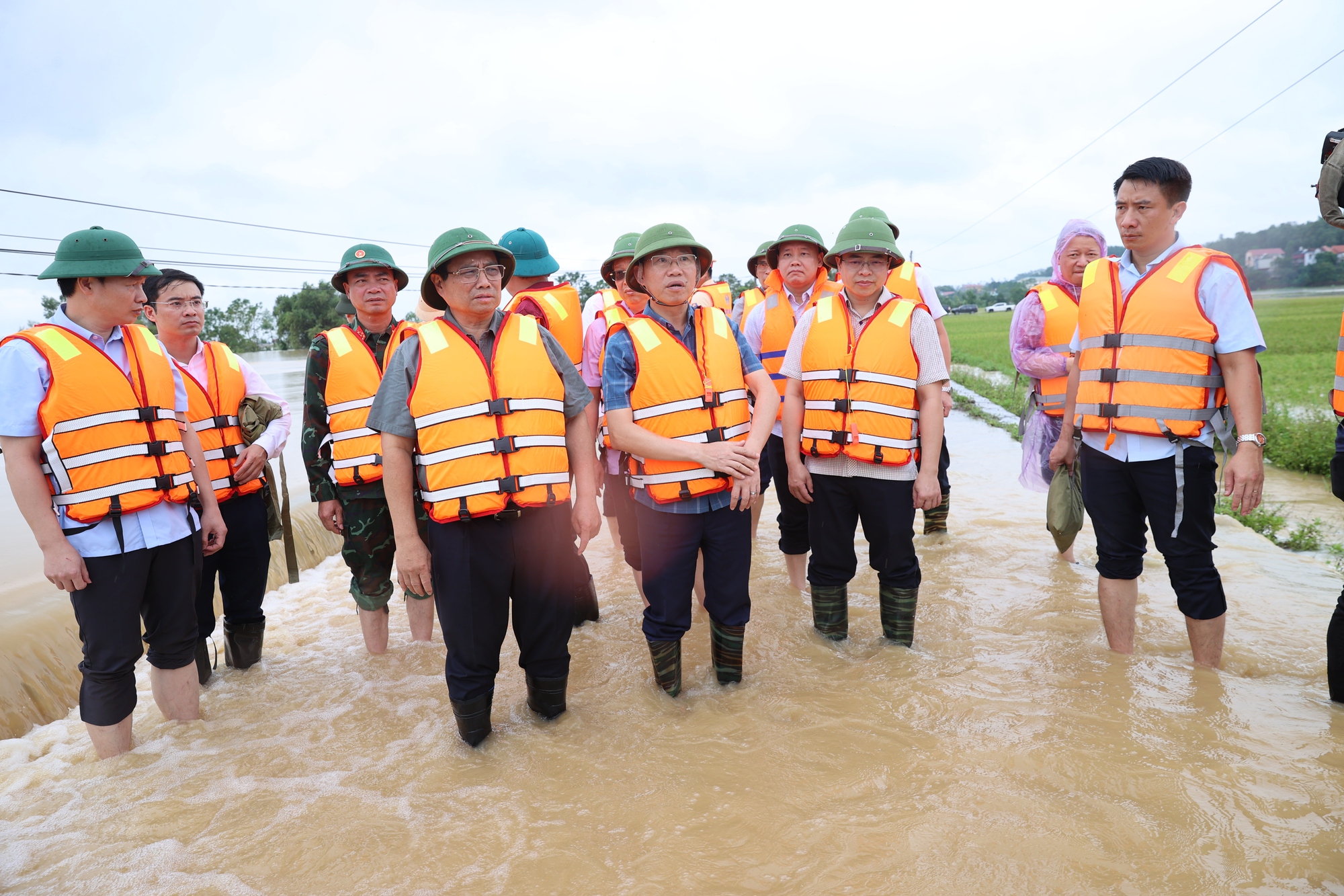 Thủ tướng về xã bị cô lập của Bắc Giang, kiểm tra công tác ứng phó mưa lũ- Ảnh 4.