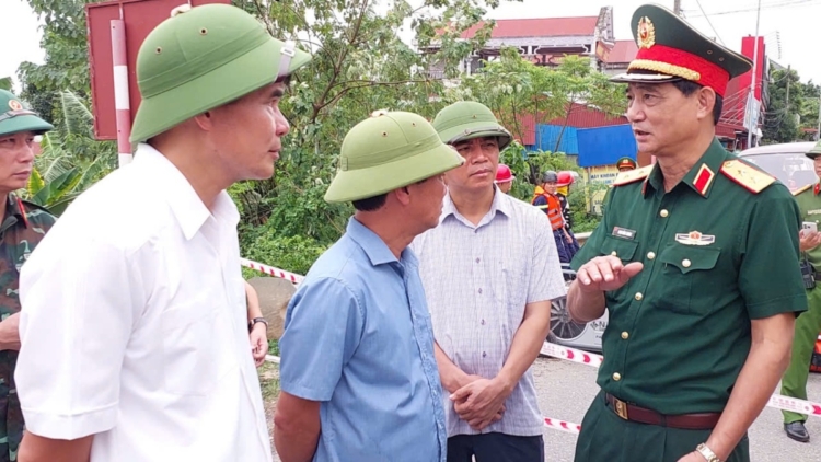 Cập nhật công tác cứu hộ, cứu nạn, lắp đặt cầu phao tại cầu Phong Châu- Ảnh 2.